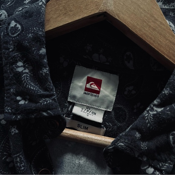 Quicksilver Paisley Button up Short Sleeve Shirt, Size Small - Picture 6 of 7